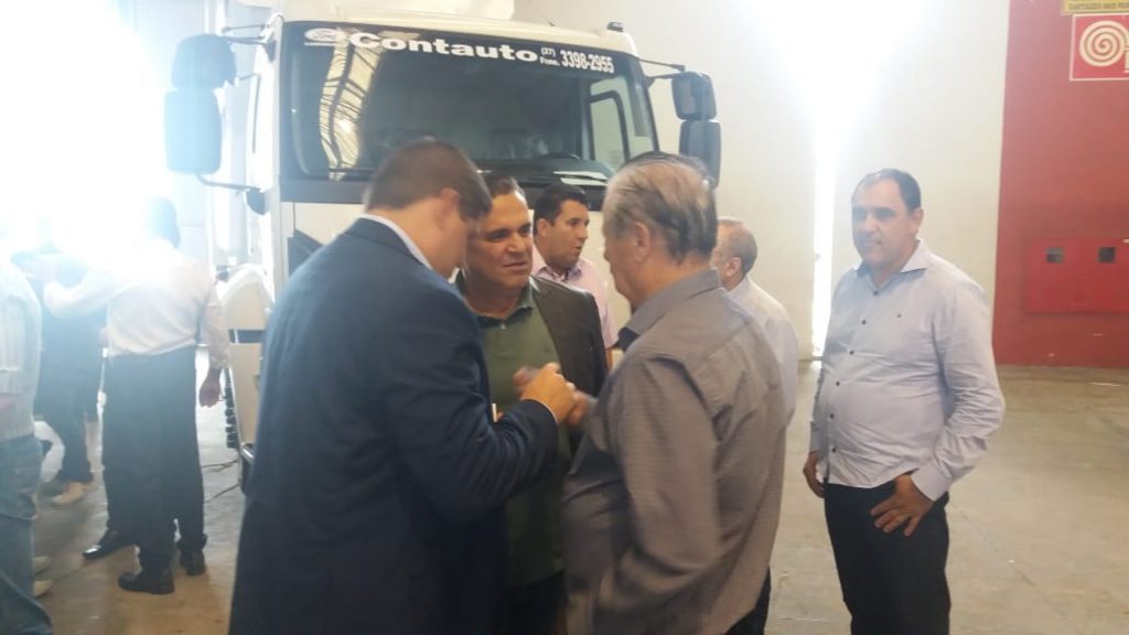 WhatsApp Image 2019 08 17 at 21.14.41 1024x576 - Iconha recebe dois caminhões do governo do estado para atender agricultura e obras