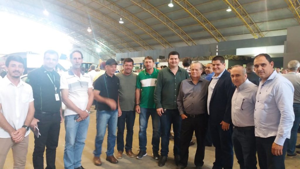 WhatsApp Image 2019 08 17 at 21.14.43 1024x576 - Iconha recebe dois caminhões do governo do estado para atender agricultura e obras