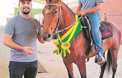 Rodolfo Sgaria e o treinador com a égua que é número um no Brasil Foto Roberta Bourguignon AT 400x255 - Égua que vale R$ 1 milhão tem vida de luxo em Guarapari