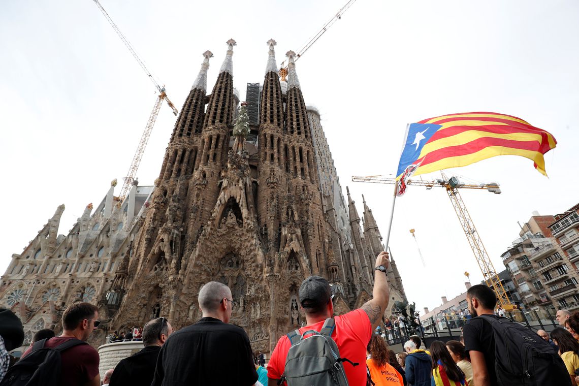 Catalunha: milhares de pessoas usam balões com tinta em protesto