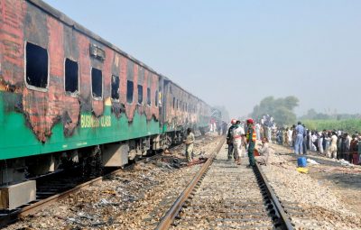 Explosão deixa dezenas de mortos em comboio no Paquistão 400x255 - Explosão deixa dezenas de mortos em comboio no Paquistão
