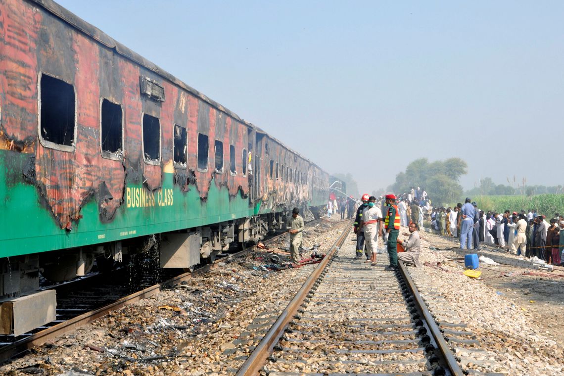 Explosão deixa dezenas de mortos em comboio no Paquistão