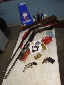 MILITARES DA 10ª COMPANHIA INDEPENDENTE 2 225x300 - MILITARES DA 10ª COMPANHIA INDEPENDENTE APREENDEM ARMAS DE FOGO NO INTEIROR DE ALFREDO CHAVES