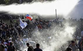 Relatório registra mais de 20 mortos e 9 mil pessoas presas no Chile - Relatório registra mais de 20 mortos e 9 mil pessoas presas no Chile