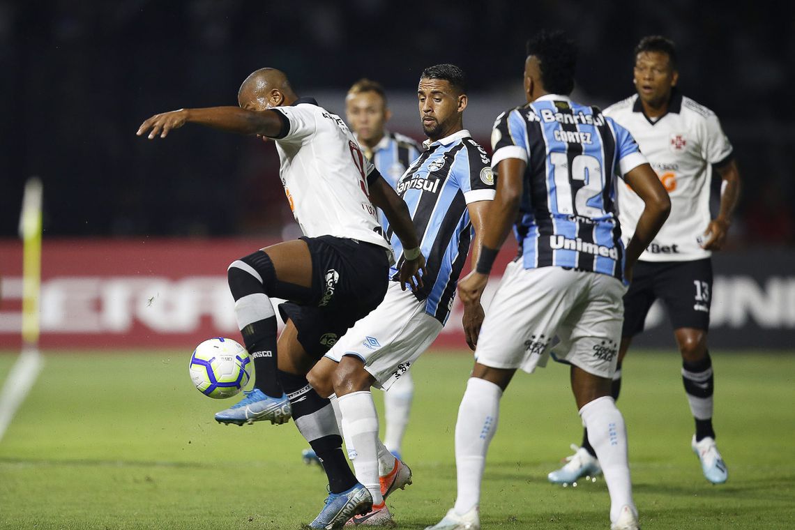 Grêmio vence Vasco fora de casa e chega ao G6