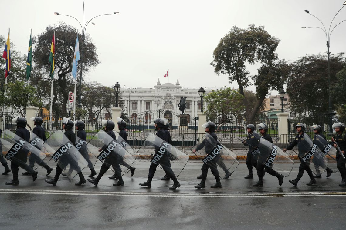 Após dissolução do Congresso do Peru, parlamentares empossam vice