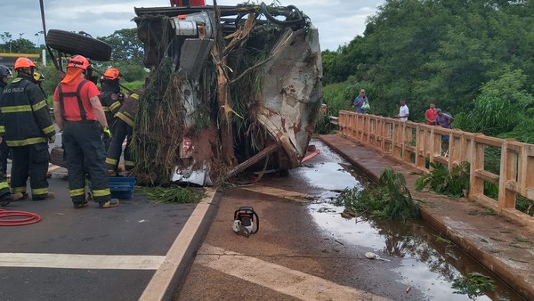 Acidente entre ônibus e moto deixa cinco pessoas mortas e 33 feridas em rodovia