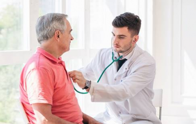 medico 400x255 - Oncologista alerta: sintomas de outras doenças durante o tratamento do câncer de próstata devem ser levados à consulta