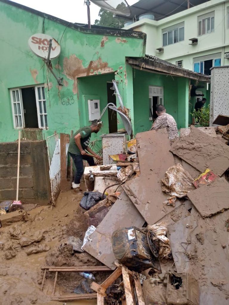 0cc9f2bf a6b6 44fc 9044 14bf512054e2 768x1024 - Tsunami de agua doce "varre" cidade de Iconha.