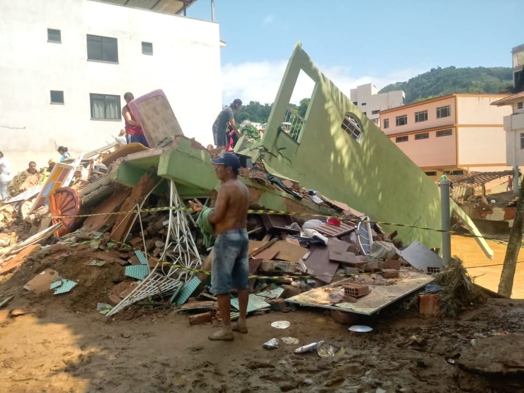 339ca4e5 77e9 4f92 98e9 a3b836fba11d 1024x768 - Tsunami de agua doce "varre" cidade de Iconha.