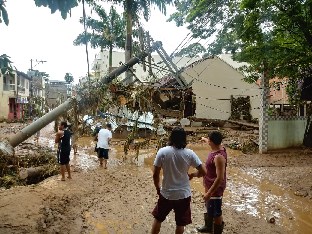 Tsunami de agua doce “varre” cidade de Iconha.