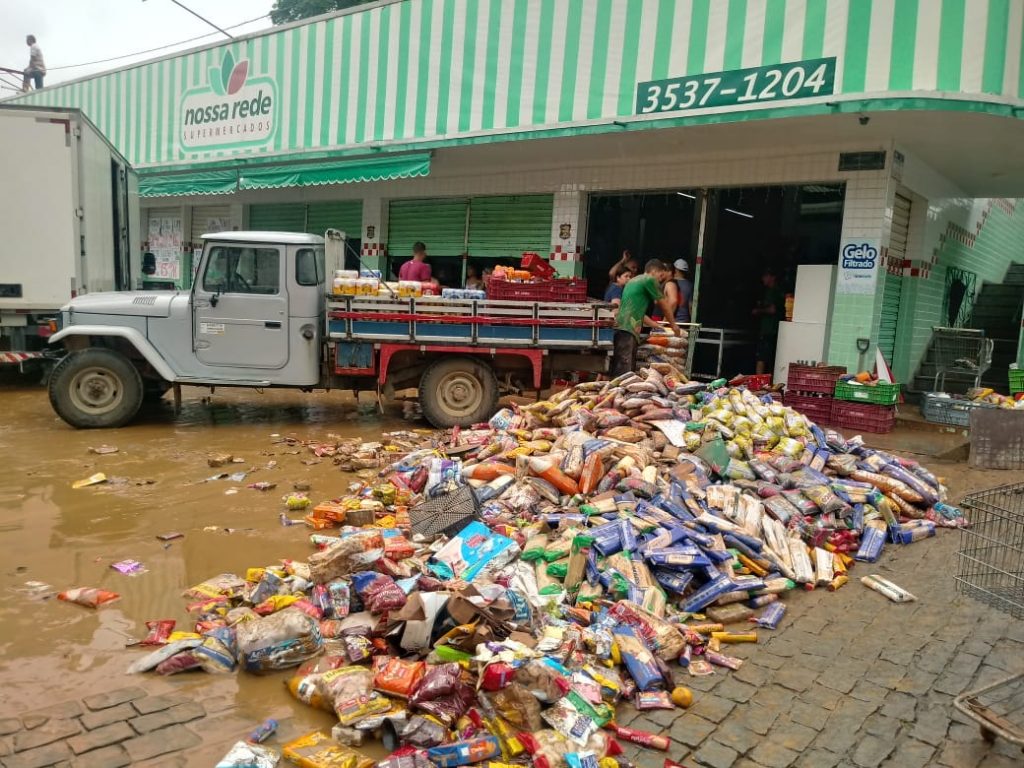 52aa8ee2 ec25 4bcc 8f54 352377840551 1024x768 - Tsunami de agua doce "varre" cidade de Iconha.