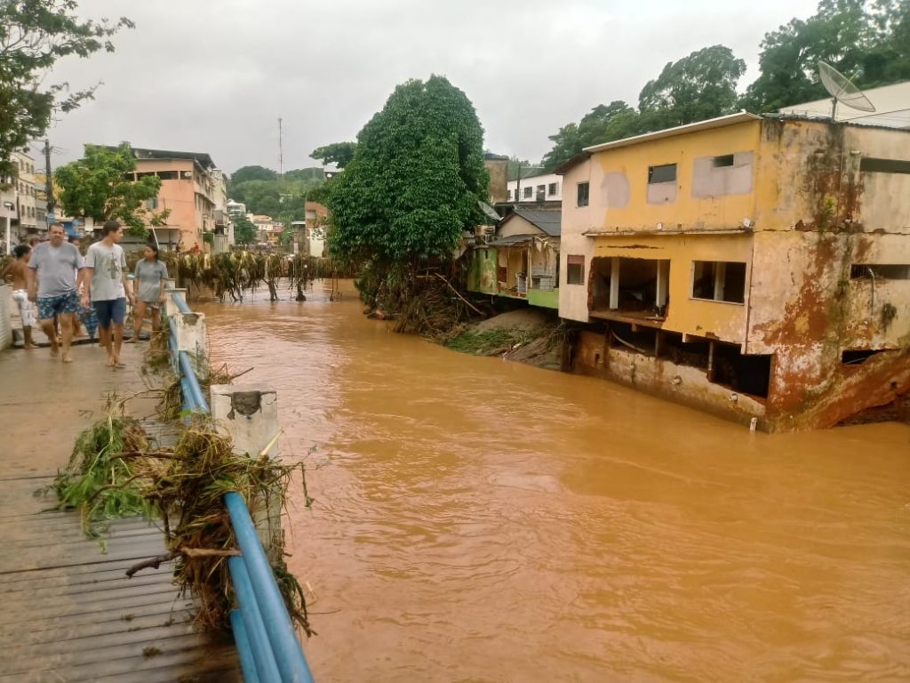 5d5f3c8c 418c 43ec a1eb 5243fa5feda6 1024x768 - Tsunami de agua doce "varre" cidade de Iconha.