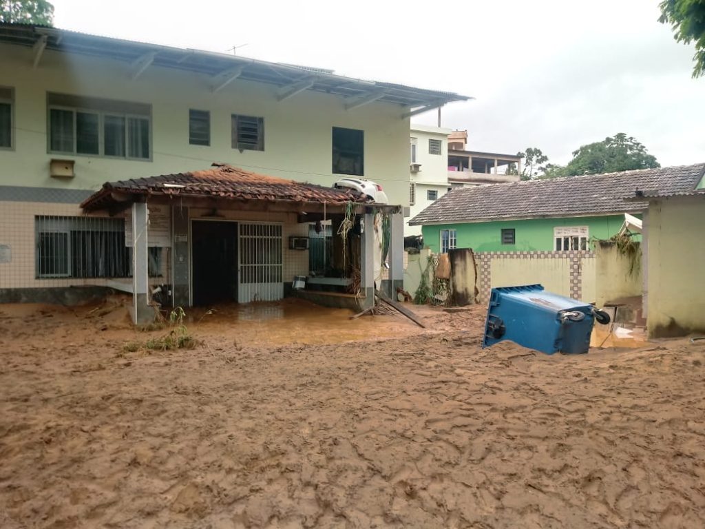 64c616a1 9a70 4021 ab93 d560807d33a6 1024x768 - Tsunami de agua doce "varre" cidade de Iconha.