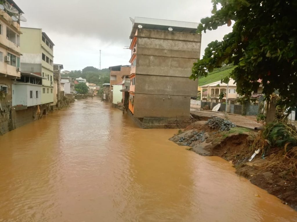 80c64d16 0f2b 48fe afeb be958e25047e 1024x768 - Tsunami de agua doce "varre" cidade de Iconha.