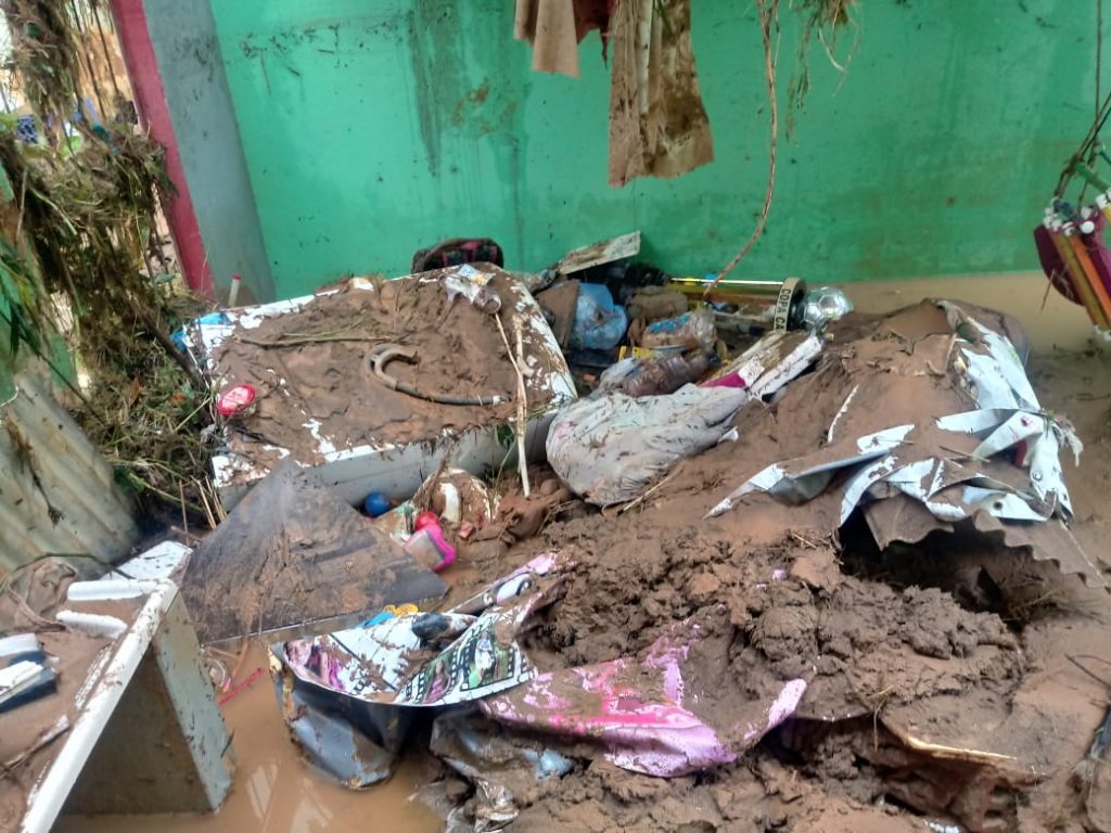 8c420b80 0de8 43dc b970 aa5a82a10190 1024x768 - Tsunami de agua doce "varre" cidade de Iconha.