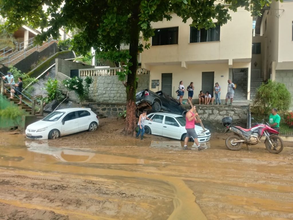 aa92df09 4ef1 49d4 b1b4 09aa6d205734 1024x768 - Tsunami de agua doce "varre" cidade de Iconha.