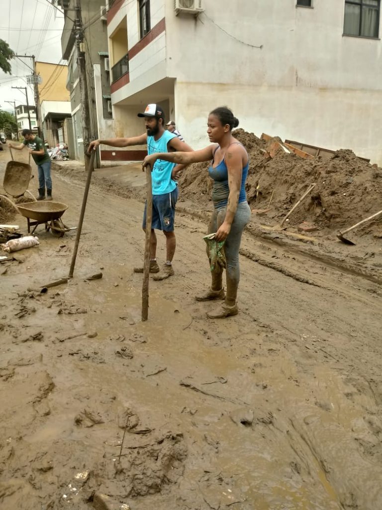 c6621fcc 186d 43e9 a263 730beed24c98 768x1024 - Tsunami de agua doce "varre" cidade de Iconha.