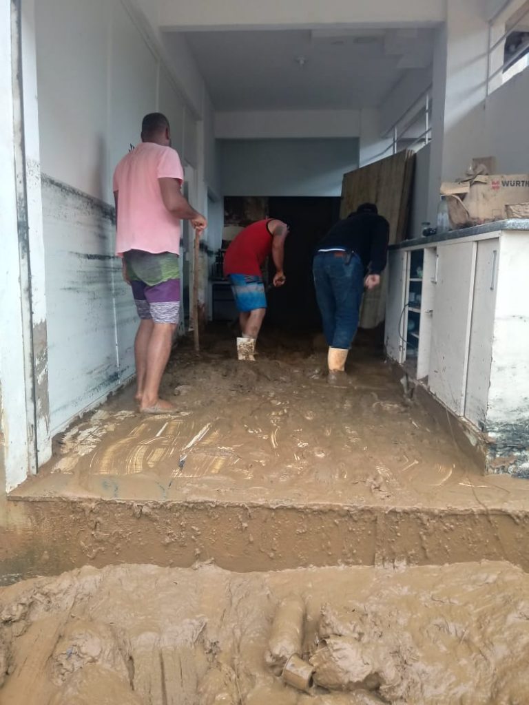 c9189987 c9a4 424d 87e2 b23be85feea5 768x1024 - Tsunami de agua doce "varre" cidade de Iconha.