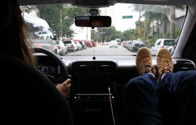 Apoiar pés no painel do carro pode causar lesões diz especialista 400x255 - Apoiar pés no painel do carro pode causar lesões, diz especialista