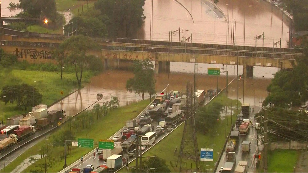Chuva causa dezenas de desabamentos e alagamentos e trava São Paulo