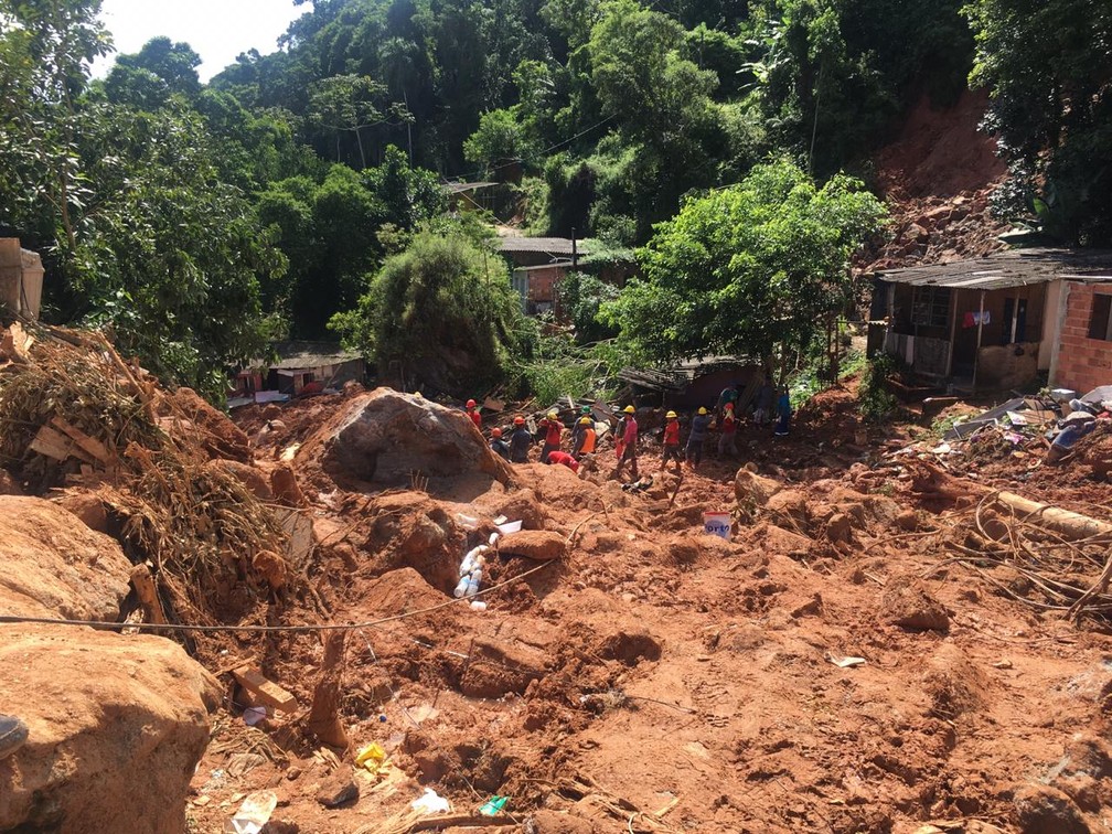 Defesa Civil e Bombeiros elevam para 42 o número de desaparecidos após chuvas na Baixada Santista