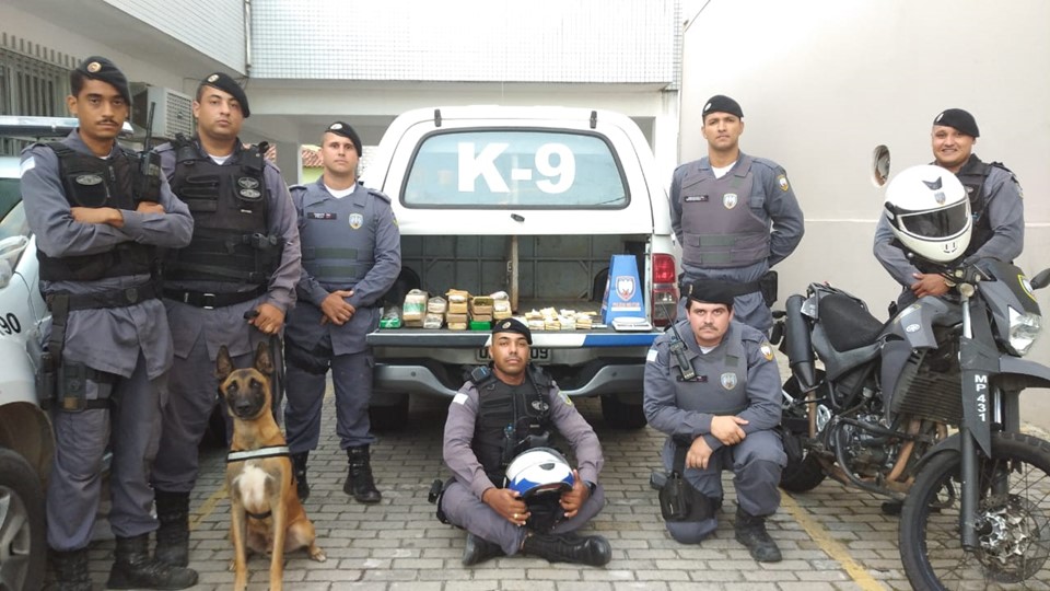 PM apreende 13 quilos de maconha e quase 60 mil reais em Serra