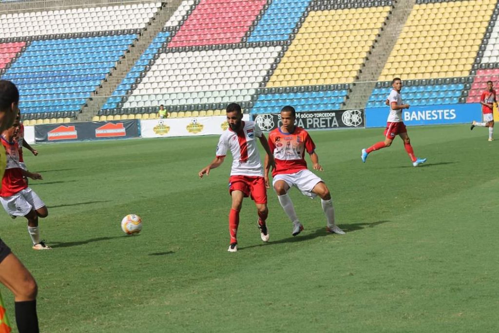 Autor do primeiro gol Gustavo Barba disputa a bola no meio campo