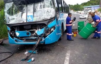 acidente 400x255 - Acidente envolvendo dois ônibus deixa passageiros feridos e interdita trânsito na Serra