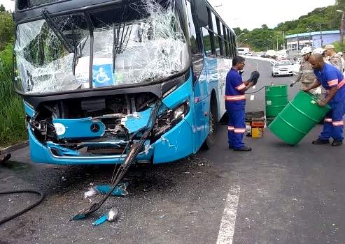 Acidente envolvendo dois ônibus deixa passageiros feridos e interdita trânsito na Serra