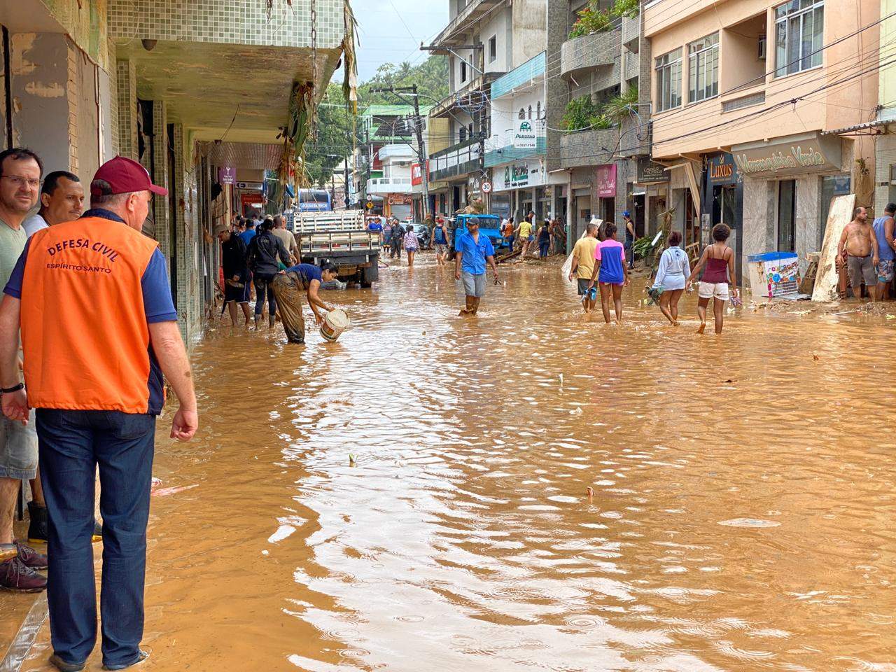 Chuvas: moradores participam de campanha de doação de móveis