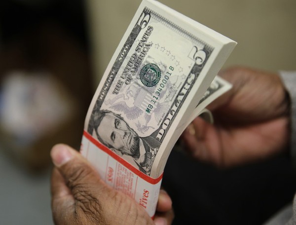 Dólar bate R$ 5 pela 1ª vez