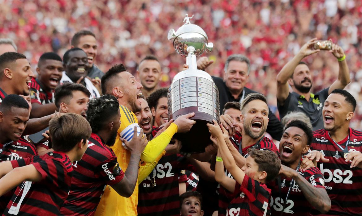 Torcedores do Flamengo revivem emoção do bi na Libertadores de 2019