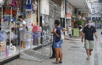 comercio de rua 400x255 - Rio tem primeiro dia útil de reabertura do comércio de rua