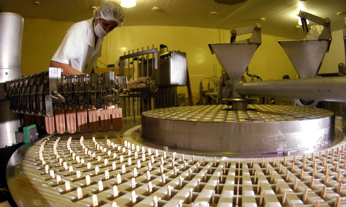 Produção industrial tem em abril maior queda em 18 anos: -18,8%