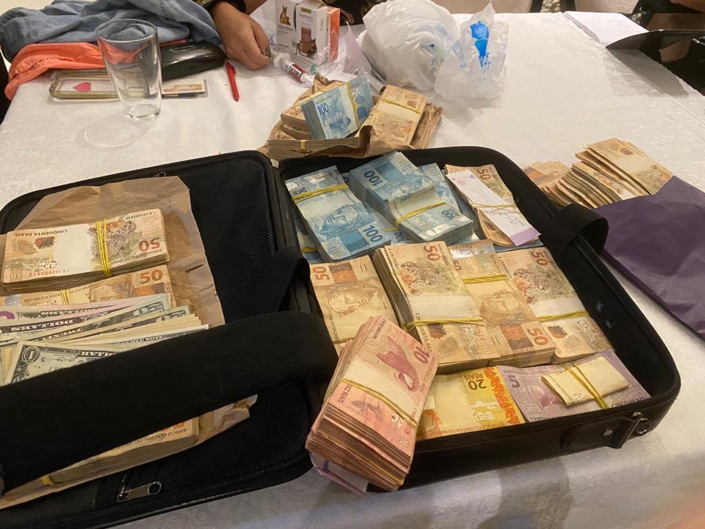 Mala de dinheiro e arma são apreendidas em operação contra ex-governador do DF