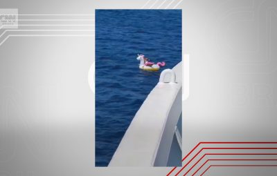 Menina de 4 anos em unicórnio inflável 400x255 - Menina de 4 anos é resgatada em alto mar na Grécia em unicórnio inflável