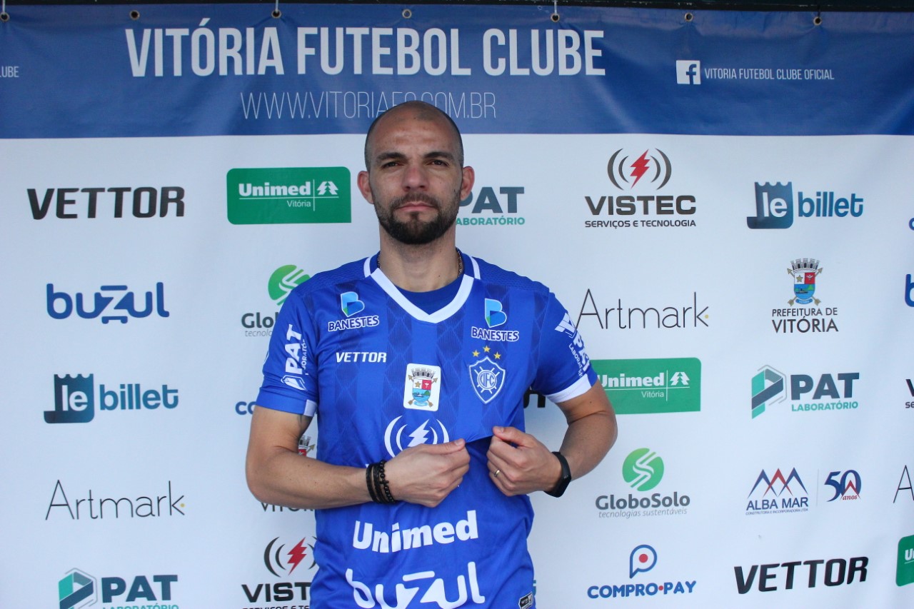 Vitória contrata ex zagueiro da seleção brasileira