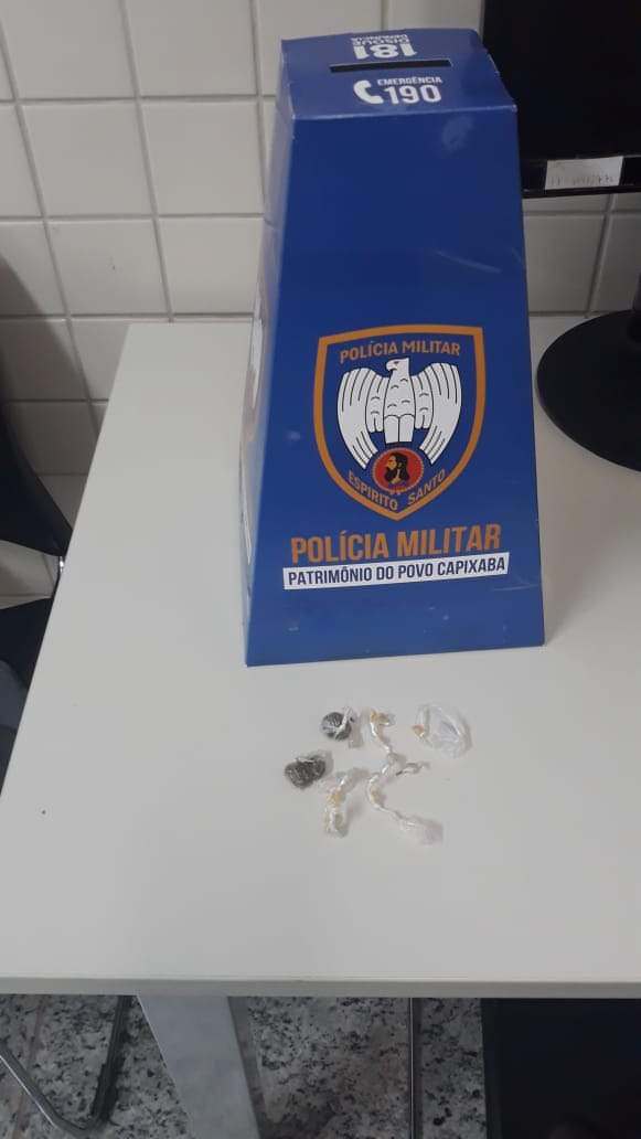 PM APREENDE ENTORPECENTES E MOTOCICLETA EM ANCHIETA