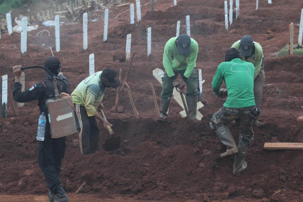 Indonésios pegos sem máscara são forçados a cavar covas para vítimas da Covid-19