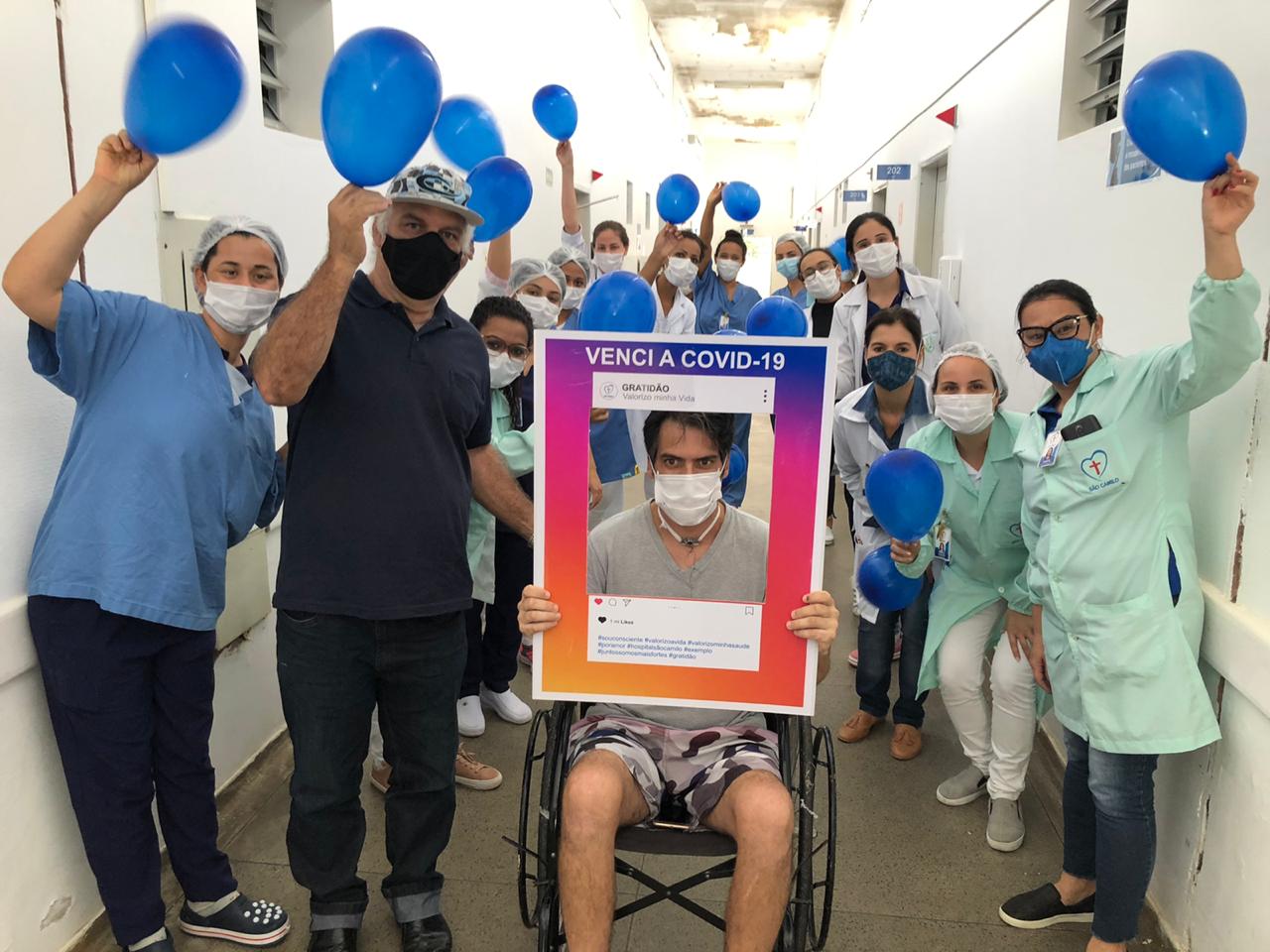 Morador de Iconha que venceu o covid 19 é surpreendido na saída do hospital