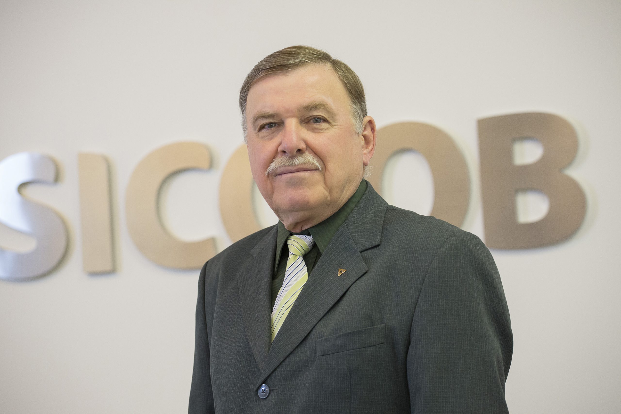 Presidende do sicoob/ES recebe premiação que destaca empresários do ano