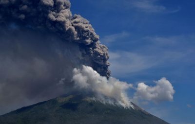 Erupcao de vulcao na Indonesia 400x255 - Erupção de vulcão na Indonésia obriga retirada de 4.400 habitantes