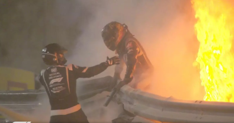 Em acidente grave, carro de F1 se parte ao meio e pega fogo no Bahrein