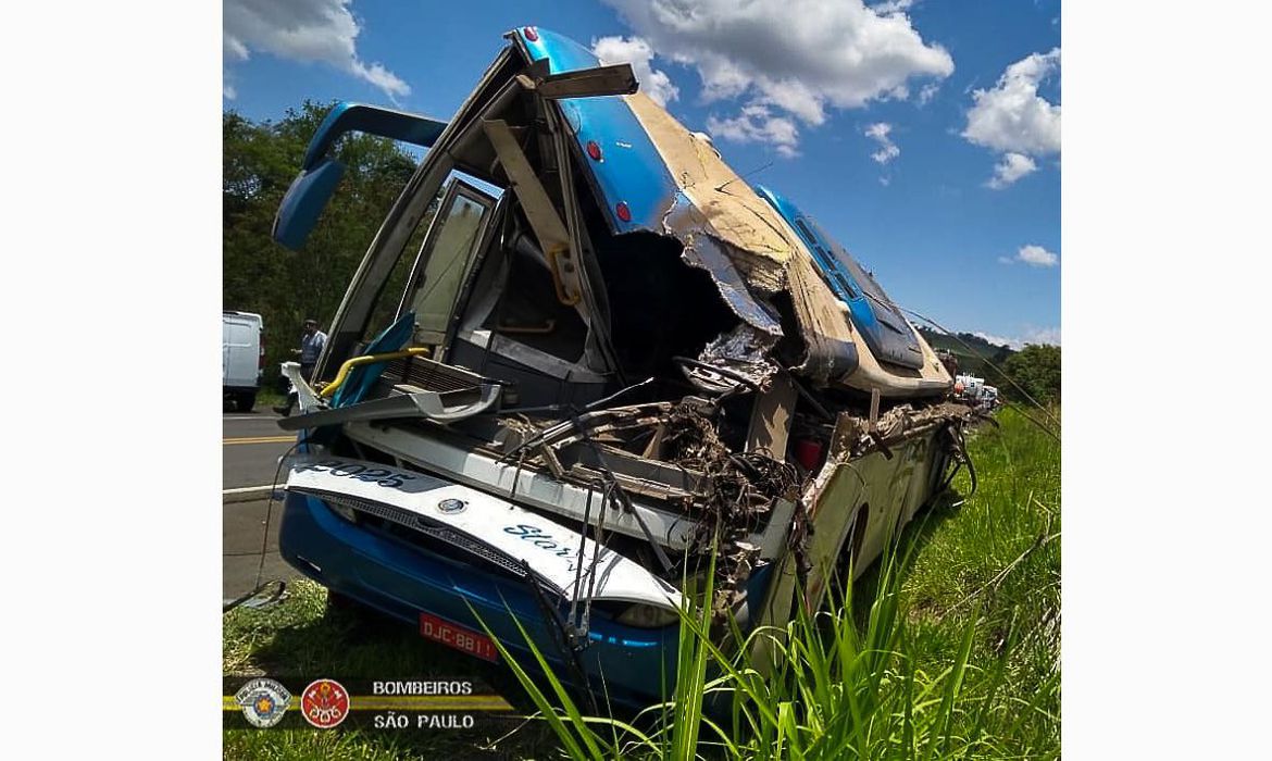 Seis vítimas do acidente entre ônibus e caminhão permanecem internadas