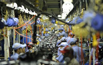 industrias fabricas de motocicletas industrias fabricas santos fc2610100917 400x255 - Confiança da indústria atinge maior valor em dez anos, diz FGV