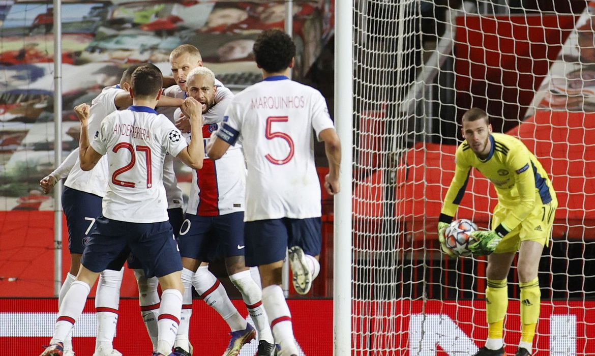 PSG derrota Manchester United com 2 gols de Neymar