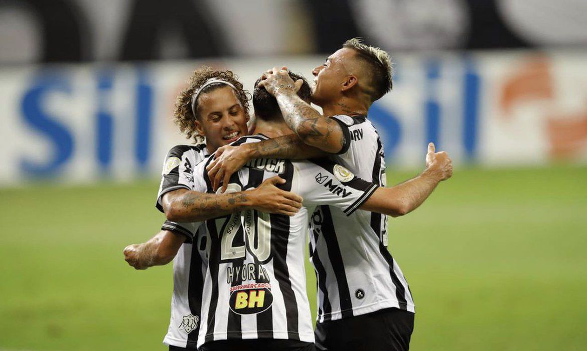 Atlético-MG empata com Internacional e fica mais longe do líder