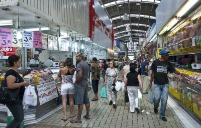 consumidores em supermercado 400x255 - Índice de Confiança Empresarial sobe 2,2 pontos em agosto, diz FGV