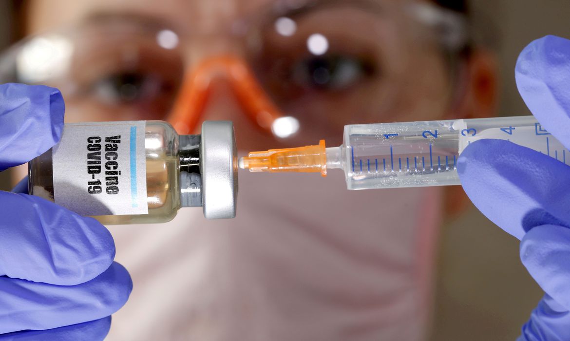 Covid-19: Reino Unido inicia hoje plano de vacinação